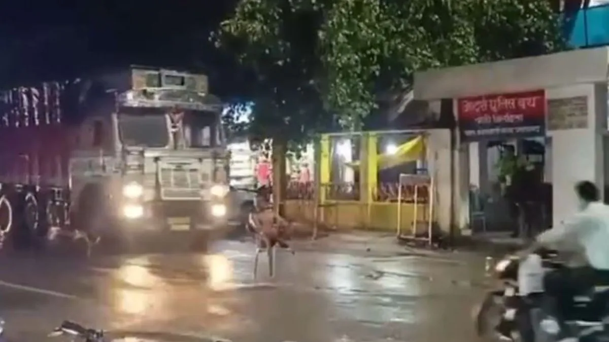 up-mentally-unwell-man-sits-on-chair-in-middle-of-busy-road-in-pratapgarh-knocked-down-by-truck
